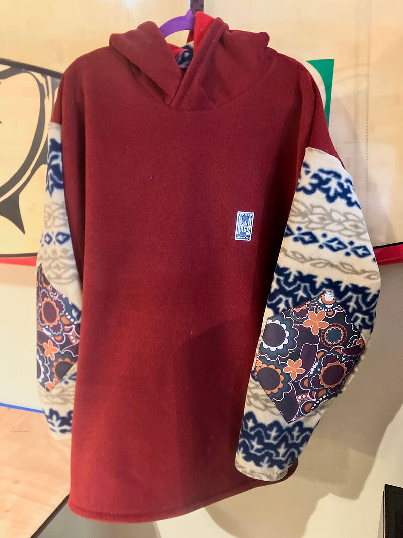 Maroon fleece hoodie with Nordic-pattern and floral sleeves
